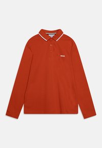 Dlouhý rukáv polokošile v živé oranžov é barvě z bavlny s bílým límečkem a malým vyšitým logem "BOSS" na hrudi.