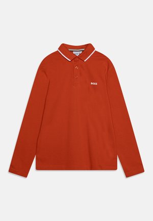 Langarm polo shirt in helder oranje katoen met witte kraag trim en een klein geborduurd "BOSS" logo op de borst.