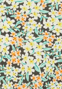 Tessuto floreale con fiori bianchi, gialli e arancioni con foglie verdi su uno sfondo nero; texture morbida e colori vivaci.