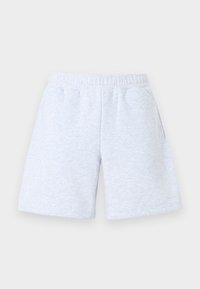 Φωτεινά γκρι casual σορτς με ελαστική μέση και πλαϊνές τσέπες, απλωμένα επίπεδα σε λευκό φόντο.