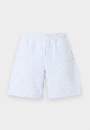 Φωτεινά γκρι casual σορτς με ελαστική μέση και πλαϊνές τσέπες, απλωμένα επίπεδα σε λευκό φόντο.