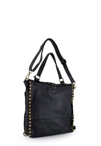 Sort lædertaske med firkantet form, der har guldfarvede nitter langs den ene side, to håndtag og en aftagelig skulderrem.