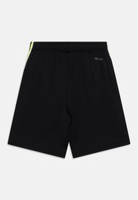 Černé sportovní šortky z lehké tkaniny s elastickým pasem, zdobené neonově zelenými bočními pruhy a malým logem.