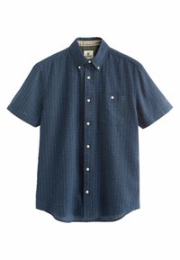 Camicia a maniche corte con bottoni in tessuto blu scuro con un motivo sottile. Presenta una singola tasca sul petto e bottoni bianchi. Texture liscia.