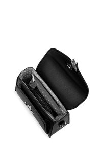 Černá kožená kabelka s texturovaným povrchem. Otevírá se na světle šedou podšívku s bílými puntíky a několika přihr�ádkami, včetně zipové sekce.