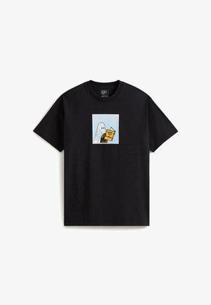 Schwarzes Baumwoll-T-Shirt mit einem quadratischen Motiv eines Gespensts, das ein gelbes Buch mit schwarzem Text liest. Legerer Schnitt und kurze Ärmel.