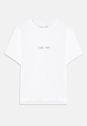 Weißes Baumwoll-T-Shirt mit kurzen Ärmeln und geradem Saum. Zentrierter Text in Schwarz mit der Aufschrift „CHIC, NE?“. Klassisches Rundhalsdesign.