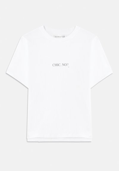 Valge puuvillane T-särk lühikeste varrukatega ja sirge hemiga. Keskosas musta värvi tekst "CHIC, NO?". Klassikaline ümmargune kaelustootmine.