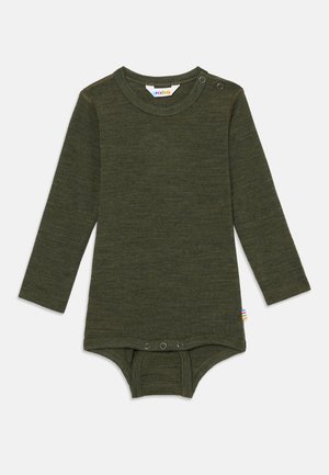 Ilgi piedurkņu olīvzaļš zīdaiņu bodijs ar spiedpogām uz pleca un staras, izgatavots no mīksta adītā auduma.
