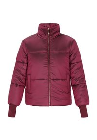 Burgundi színű puffermellény magas gallérral, elülső cipzárral és két oldalsó zsebbels. Töltött dizájn jellemzi és bordázott mandzsettás díszítések találhatók rajta.