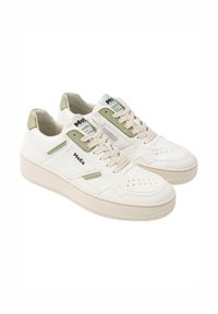 Białe sneakersy z zielonymi akcentami, z górą z gładkiej skóry, perforowanym czubkiem, wyściółką z kołnierza i teksturowaną gumową podeszwą.