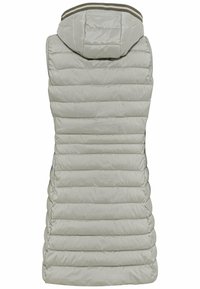 Lichtgrijs gewatteerd vest met capuchon, voorzien van horizontale doorgestikte lijnen en een gladde textuur. Twee zijzakken en gestreepte accenten op de capuchon.