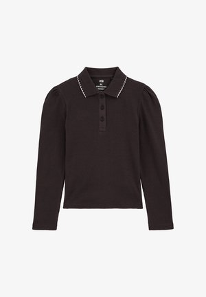 Cămașă polo cu mânecă lungă, de culoare maronie închisă, cu textură ribbed, guler cu nasturi și margini albe cu formă de val pe guler și manșete.