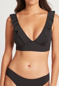 Zwart bikinitop met ruches op de schouderbanden, diep V-hals ontwerp, zachte stof en bijpassende zwarte bikinionder, met een simpele snit.