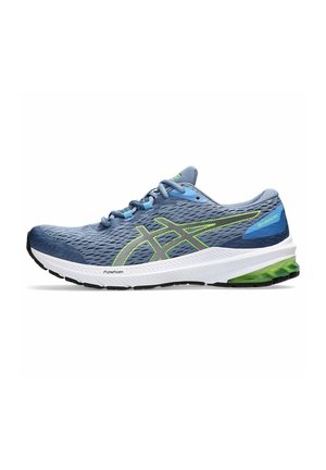 Blauer und grüner Laufschuh mit Mesh-Obermaterial, weißer gepolsterter Sohle, schwarzer Profilsohle und grünem Gel-Ferseneinsatz, seitlich betrachtet.