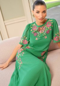 Love & Roses EMBROIDERED CREW NECK SLEEVE MIDI - Vestito lungo - green floral