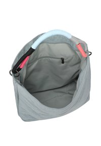 Borsa di tessuto grigia con un'ampia apertura, caratterizzata da un interno liscio e manici colorati e imbottiti in blu, grigio, nero e rosa.