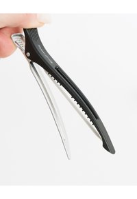 Svart hårklippare med texturerat handtag, silverfärgade blad och en avsmalnande design. Framstående egenskaper inkluderar greppåsar och ett mellanrum för precisionsklippning.