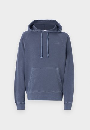 Mikina s kapucňou v slate modrej farbe, vyrobená z jemnej látky. Obsahuje klokanie vrecko, rebrované manžety a vyšitý logotyp na hrudi.