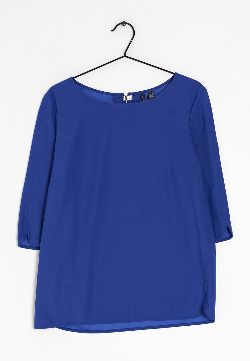 Haut bleu à manches longues avec un col rond et un ourlet droit. Fabriqué en tissu lisse, il comprend des coutures latérales et des poignets de manches roulés.