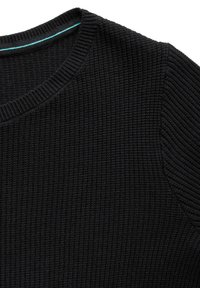 Schwarzer strukturierter Strickpullover mit rundem Ausschnitt und einem kontrastierenden türkisfarbenen Dekostich am Kragen.