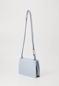 Borsa a tracolla in pelle azzurro chiaro con una texture morbida, forma rettangolare, una cerniera dorata e una tracolla regolabile.