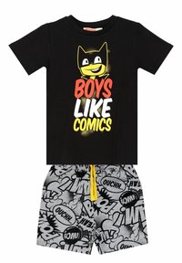 Sort bomulds t-shirt med komisk inspireret grafik "BOYS LIKE COMICS" og gule akcenter, parret med grå shorts med sort komisk tekst og former.