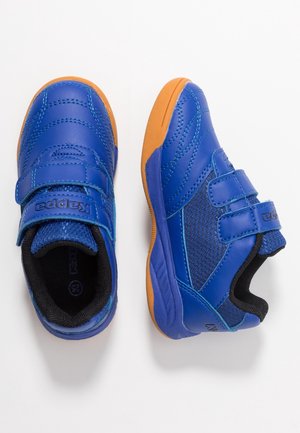 Paar blaue und orangefarbene Kindersneaker mit Klettverschlüssen, einer von oben und der andere schräg von der Seite auf weißem Hintergrund gezeigt.