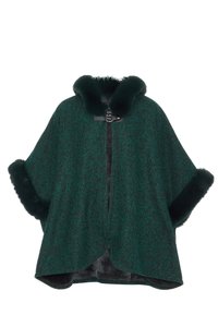 Mörkgrön poncho i texturerat tyg, med en fluffig krage och manschetter, stängd med en silverfärgad spänne vid halsen.
