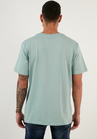 Buratti REGULAR FIT - Paprasti marškinėliai - mint