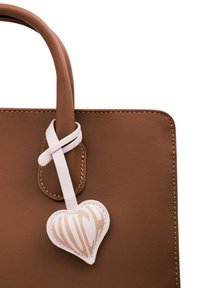 Braune Lederhandtasche mit glatter Textur, ausgestattet mit einem weißen Tragriemen und einem herzförmigen Anhänger mit "VUCH" in hellbeige.