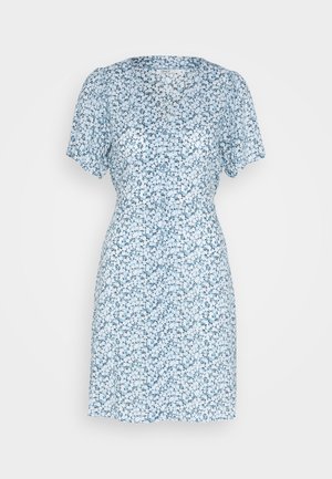 Niebieska sukienka w kwiaty z krótkimi bufkami, podkreślona ściśniętą talią i lekkim materiałem, ozdobiona rozsypanymi kwiatowymi wzorami.