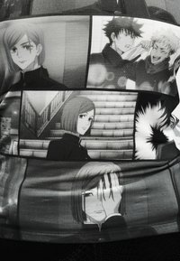 Τυπωμένο μπλουζάκι με γραφικά, περιλαμβάνοντας ασπρόμαυρες anime εικονογραφήσεις με διάφορους χαρακτήρες και εκφράσεις, σε απαλό ύφασμα.