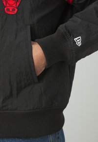 New Era NBA CHICAGO BULLS PANEL BOMBER - Klubu apģērbs - black/red