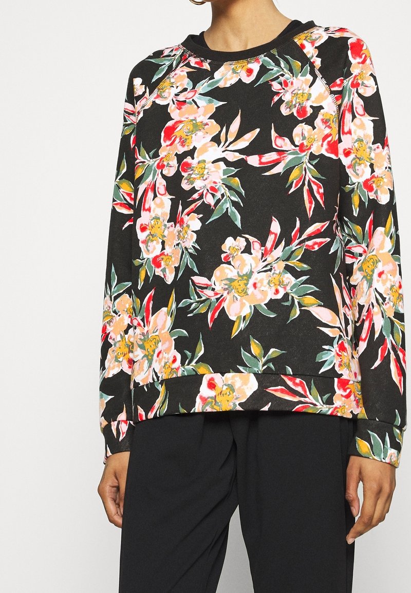 Zwart sweatshirt met bloemenpatroon en lange mouwen, voorzien van roze en gele bloemen, een geribde halslijn en een gestructureerde stof.