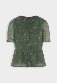 Blouse verte à fleurs avec manches courtes, encolure en V et ourlet à volants. Confectionnée en tissu léger et transparent avec un motif floral délicat.