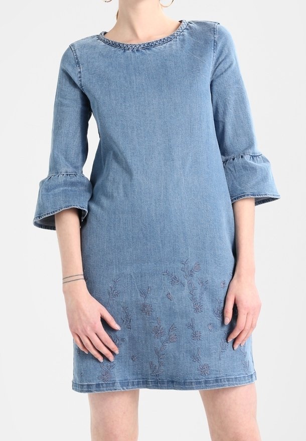 Denimmekko, jossa on pyöreä pääntie, kolmivartaloiset kellohihat, kirjailtu kukkakuosi helmassa ja vaaleansiniset värit.