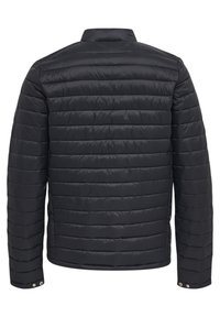 Svart puffjacka med kviltat mönster, ståkrage, långa ärmar och knappade manschetter. Slät tyg med horisontella sektioner.