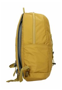 Mochila acolchada amarilla con una superficie texturizada, cremalleras dobles, bolsillos de malla laterales y correas ajustables para un transporte seguro.