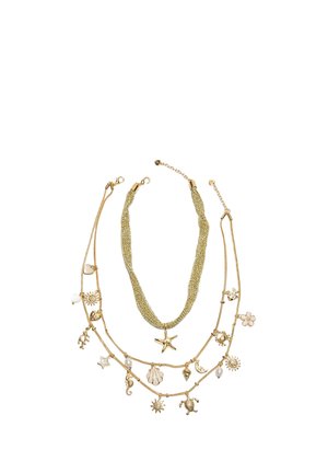 Trzy złote łańcuszki z morskimi zawieszkami, w tym rozgwiazda, muszla, konik morski, żółw, słońce, księżyc, kwiat oraz perłowe akcenty na białym tle.