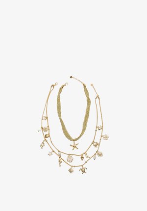 Tri zlaté náhrdelníky s reťazou s morskými motívmi, vrátane hviezdice, mušle, morského koňa, korytnačky, slnka, mesiaca, kvetu a perlových akcentov na bielom pozadí.