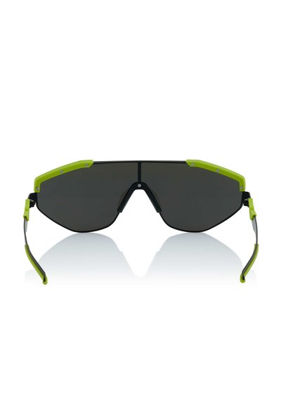 Sonnenbrille mit einem schwarzen Rahmen, grünen Akzenten und großen dunklen Gläsern. Flaches Oberdesign mit seitlichen Bügeln und reflektierender Oberfläche an der Front.