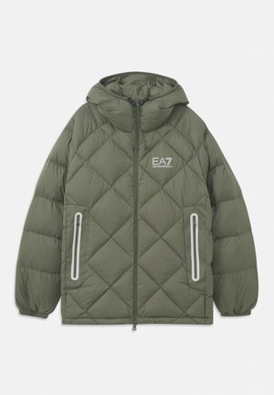 Giacca puffa trapuntata in verde oliva, dotata di cappuccio, chiusura frontale con zip, due tasche laterali con zip e logo riflettente sul petto.