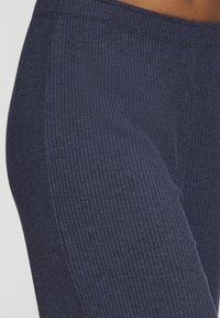 Gerippte Leggings in dunkelblau, mit weicher Textur und einem elastischen Bund für Komfort und Flexibilität.