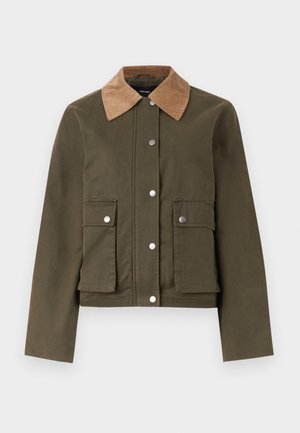 Φούτερ ελιάς με ταμπά γιακά κορντόρου, μπροστινά κουμπιά με κλιπ και δύο μεγάλες τσέπες με καπάκι και κλιπ κλεισίματος.