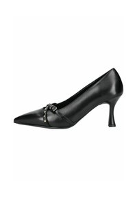 Chaussure à talon haut en cuir noir avec un bout pointu, dotée d'une bride ornée de clous métalliques et d'un talon stiletto étroit. Texture lisse.