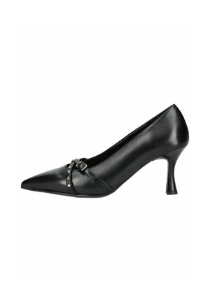Chaussure à talon haut en cuir noir avec un bout pointu, dotée d'une bride ornée de clous métalliques et d'un talon stiletto étroit. Texture lisse.