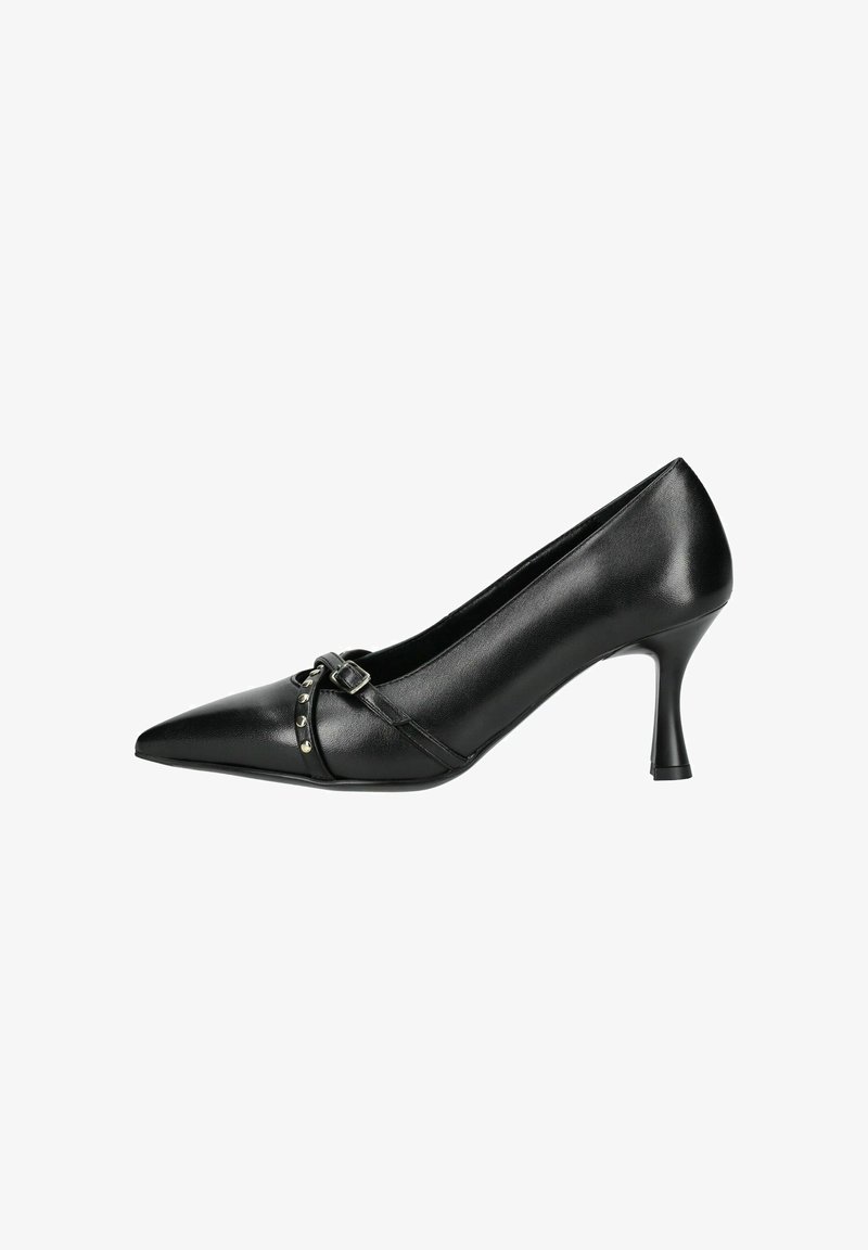 Chaussure à talon haut en cuir noir avec un bout pointu, dotée d'une bride ornée de clous métalliques et d'un talon stiletto étroit. Texture lisse.