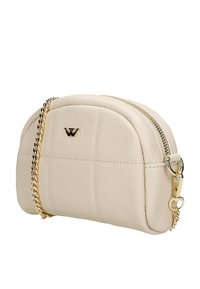 Crème leren pouch tas met een ronde vorm, gouden rits, gouden kettinghengsel en logo detail aan de voorkant. Geweven oppervlak.