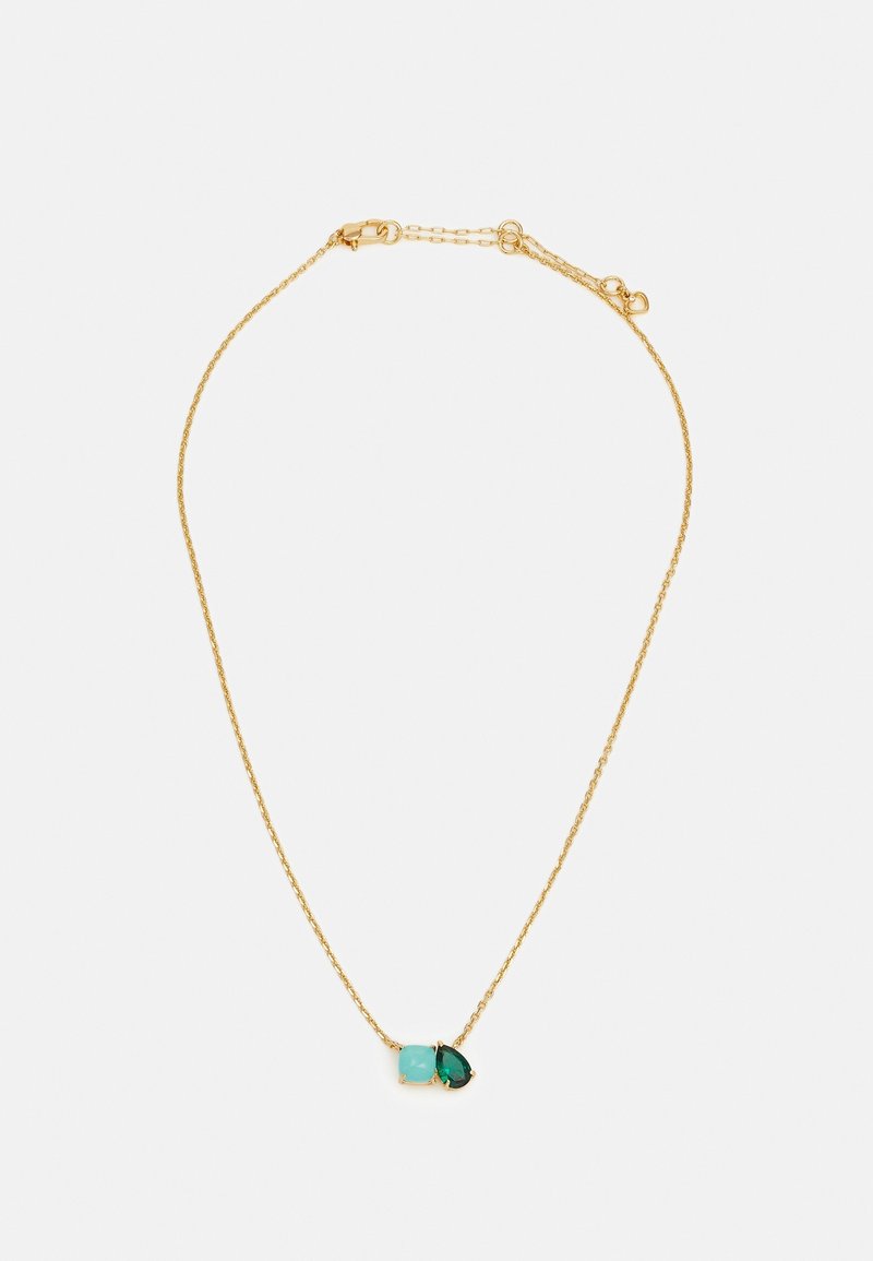 Collier délicat en chaîne d’or avec une petite pierre carrée turquoise et un pendentif en pierre vert foncé en forme de goutte.